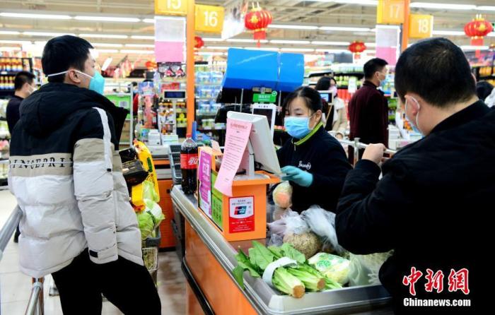 福州永辉超市收银员正在工作中。疫情发生后，这家超市始终保持开门营业。/p中新社记者 王东明 摄