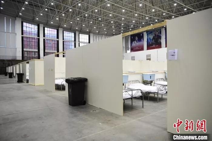 2月6日，武汉客厅方舱医院的2000张床位已安置妥当，当晚将开始接收患者。　安源 摄