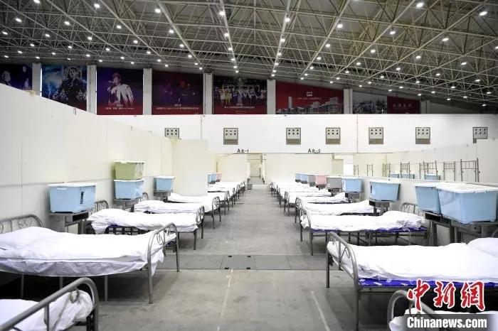 　　2月6日，武汉客厅方舱医院的2000张床位已安置妥当，当晚将开始接收患者。　安源 摄