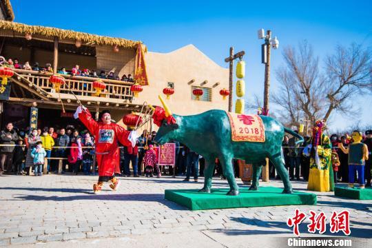 资料图：正值中国农历立春时节，甘肃古郡敦煌数千人参与“打春牛”。　王斌银 摄