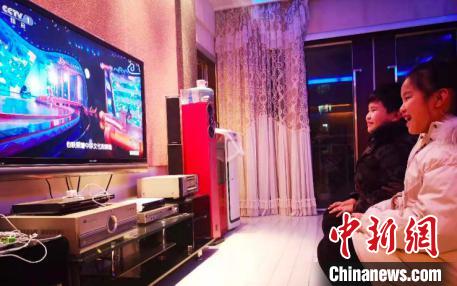 图为重庆奉节小学生在家里收看《中国诗词大会》。　龙在林 摄