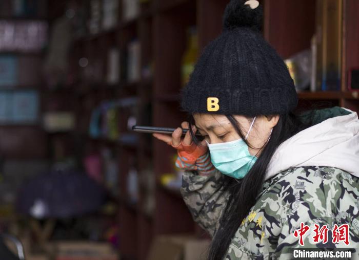 2月7日，在江西省九江市都昌县周溪镇一家超市，工作人员接收村民代购信息。　傅建斌 摄