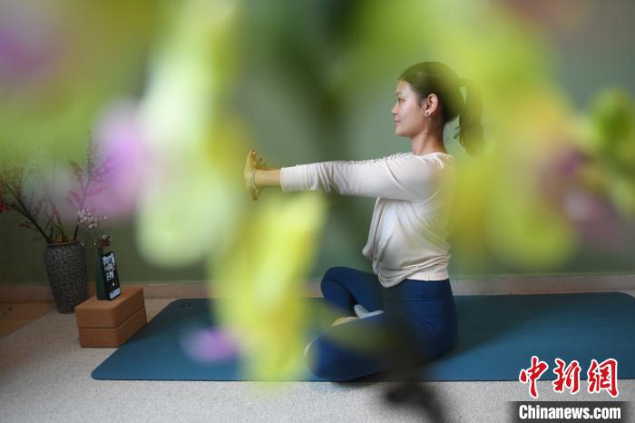 广州祈福新村社区的瑜伽老师斯琴在家里做瑜伽直播。　姬东 摄