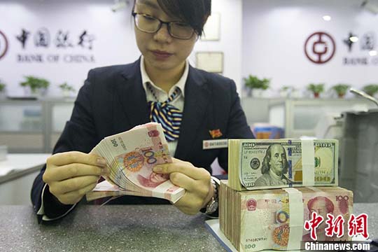 资料图：银行工作人员正在清点货币。 /p中新社记者 张云 摄