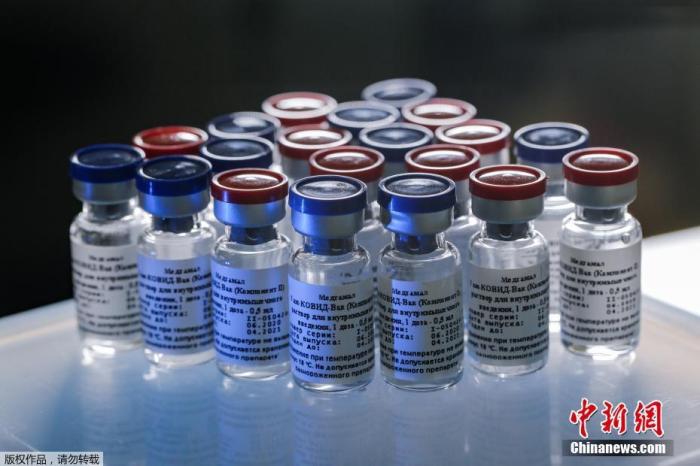 俄罗斯总统普京8月11日表示，俄罗斯卫生部已首次对本国研制的一款新冠疫苗给予国家注册，他的女儿已接种，并且感觉良好，希望在不久的将来开始大量生产。图为近日，在位于俄罗斯首都莫斯科的“加马列亚”流行病与微生物学国家研究中心，工作人员展示新冠疫苗。