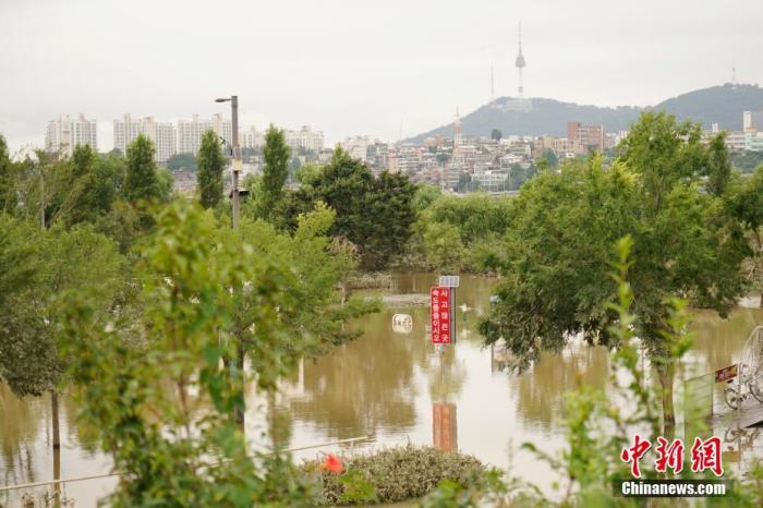 8月8日，首尔盘浦汉江公园内，多处步道、车道、停车场等被淹。连日暴雨致韩国首尔汉江水位猛增，附近部分道路、公园被淹。/p中新社记者 曾鼐 摄