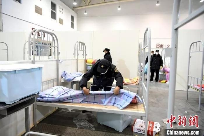 2月6日，武汉客厅方舱医院的2000张床位已安置妥当，当晚将开始接收患者。　安源 摄