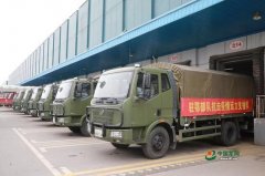 驻鄂部队抽调百余台军车为武汉市民配送生活物