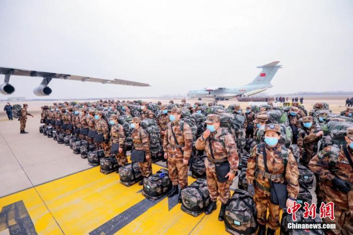 2月2日，中国空军8架大型运输机相继从沈阳、兰州、广州和南京飞抵武汉天河机场，向武汉紧急空运795名军队支援湖北医疗队队员和58吨物资。/p中新社发 陈晓东 摄