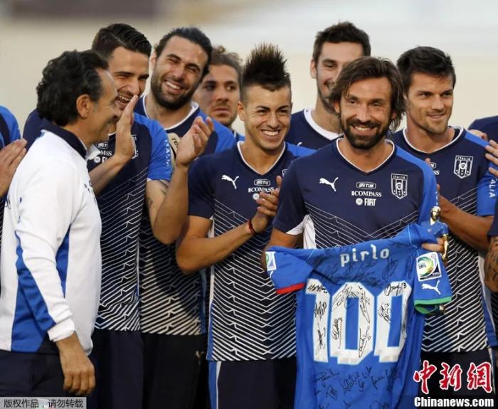 北京时间2013年6月18日，意大利队为皮尔洛颁发了一件印有100号的球衣，以此纪念这位中场大师为意大利征战100场，全队也在该球衣上签名留念。