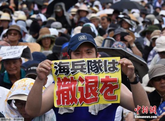 资料图：日本冲绳民众集会要求美军撤出。